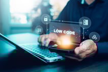 ローコード開発×生成AIで変わるシステム構築の未来と活用事例
