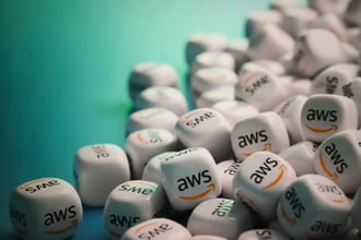 Amazon SNSとは？仕組みやメリット・SQSとの違いをわかりやすく解説