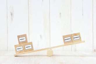 ビーコンの仕組みとは?活用例やメリット・デメリット、位置情報との違いを解説
