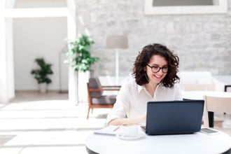テレワークPCにはSurfaceがおすすめ：Teamsの真価を引き出す