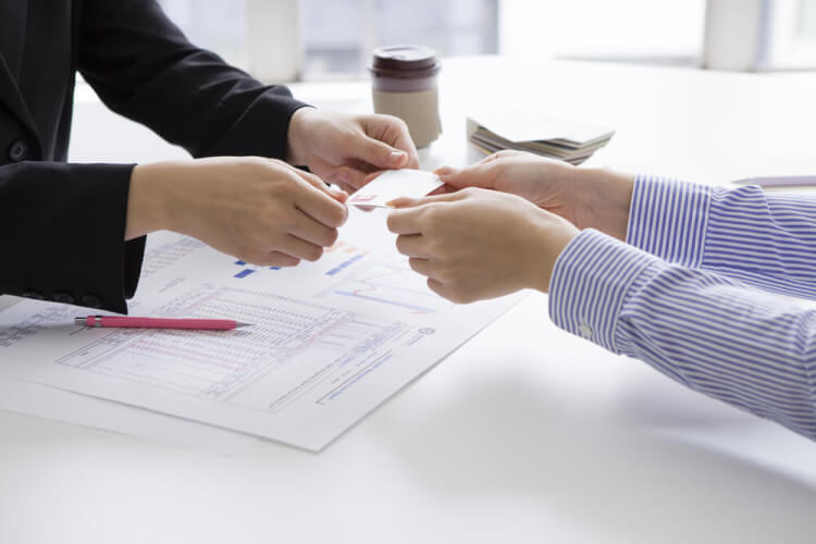 名刺管理ソフト・アプリ選び！人気8サービスの特徴とは